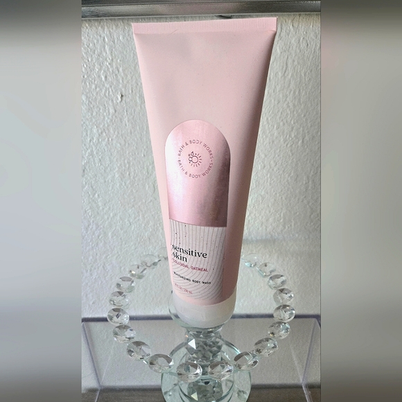 Sensitive Skin Oatmeal Body Wash • Bath & Body Works - Picture 1 of 7